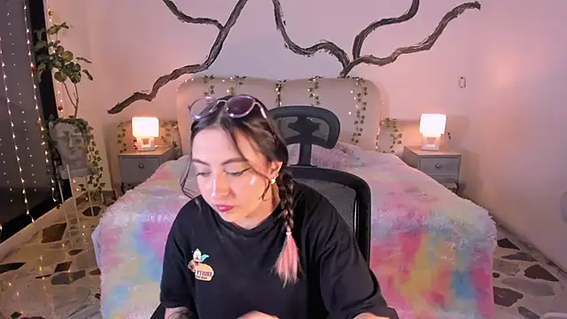 SarahCastro1  online show from 11-25-25, 04:34