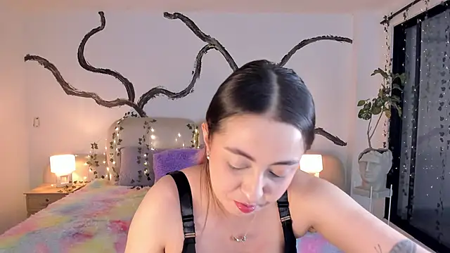 SarahCastro1  online show from 12-04-25, 04:33