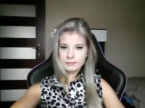 Snapshot of KristineGlow chatting on 09-16-25, 06:14 KristineGlow online show from 09-16-25, 06:14