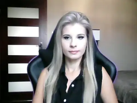 Snapshot of KristineGlow chatting on 09-17-25, 06:15 KristineGlow online show from 09-17-25, 06:15