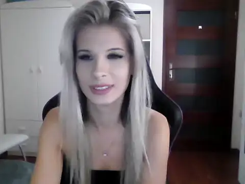 Snapshot of KristineGlow chatting on 09-24-25, 08:23 KristineGlow online show from 09-24-25, 08:23