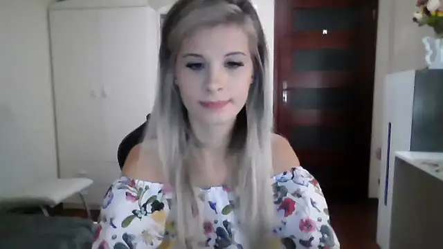 Snapshot of KristineGlow chatting on 09-25-25, 08:45 KristineGlow online show from 09-25-25, 08:45