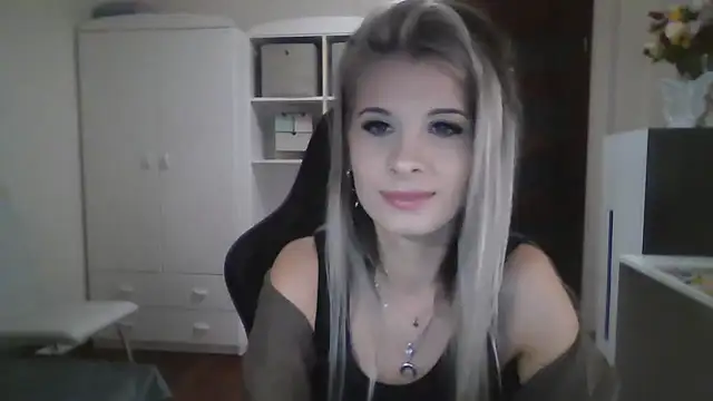 Snapshot of KristineGlow chatting on 09-30-25, 02:00 KristineGlow online show from 09-30-25, 02:00