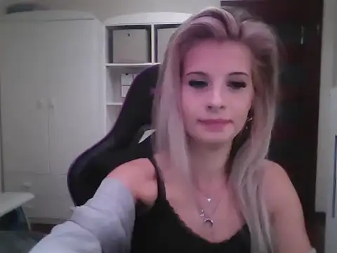 Snapshot of KristineGlow chatting on 10-01-25, 02:23 KristineGlow online show from 10-01-25, 02:23