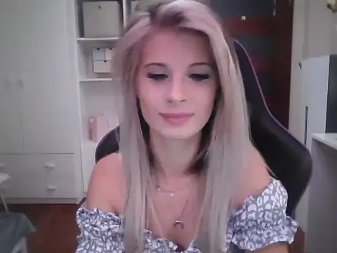 Snapshot of KristineGlow chatting on 10-02-25, 02:24 KristineGlow online show from 10-02-25, 02:24