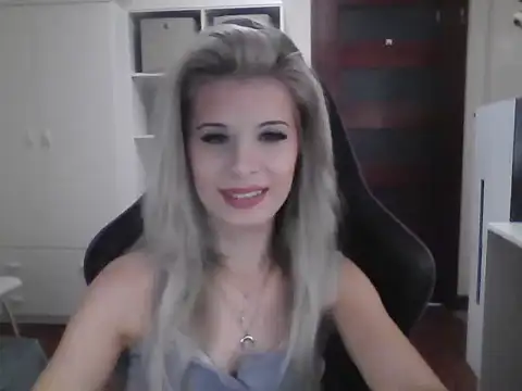 Snapshot of KristineGlow chatting on 10-06-25, 07:06 KristineGlow online show from 10-06-25, 07:06