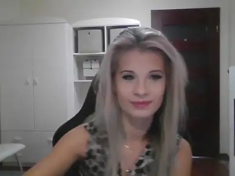 Snapshot of KristineGlow chatting on 10-08-25, 06:11 KristineGlow online show from 10-08-25, 06:11