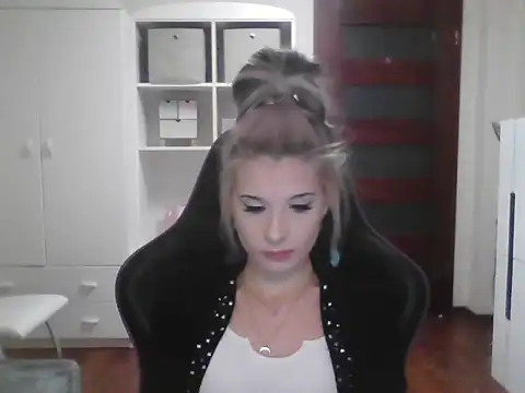 Snapshot of KristineGlow chatting on 10-09-25, 07:06 KristineGlow online show from 10-09-25, 07:06