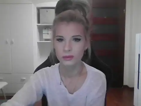 Snapshot of KristineGlow chatting on 10-10-25, 06:12 KristineGlow online show from 10-10-25, 06:12