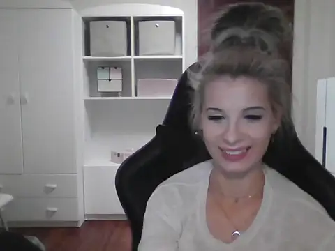 Snapshot of KristineGlow chatting on 10-10-25, 06:18 KristineGlow online show from 10-10-25, 06:18