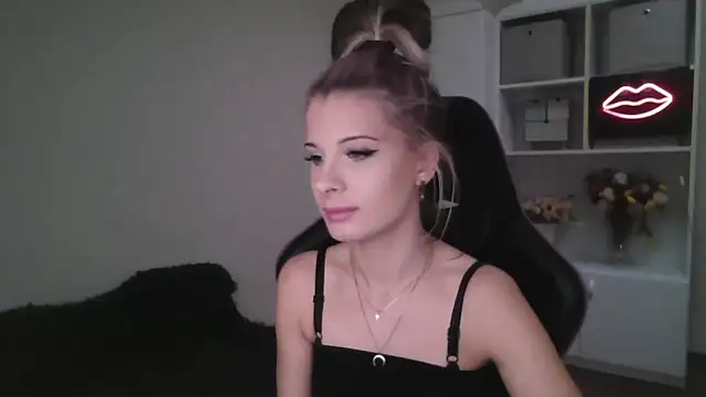 Snapshot of KristineGlow chatting on 10-13-25, 02:06 KristineGlow online show from 10-13-25, 02:06