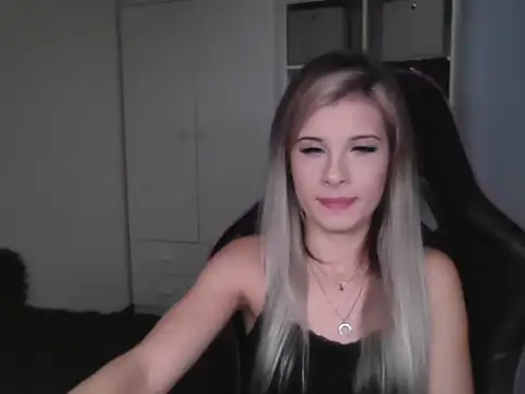 Snapshot of KristineGlow chatting on 10-14-25, 06:14 KristineGlow online show from 10-14-25, 06:14