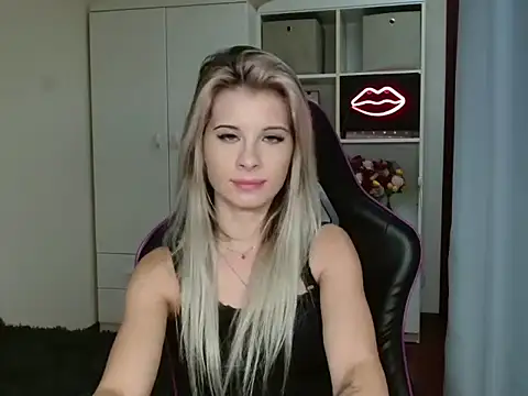 Snapshot of KristineGlow chatting on 10-14-25, 06:20 KristineGlow online show from 10-14-25, 06:20