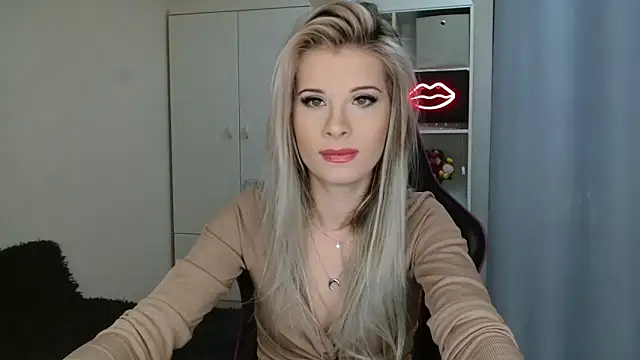 Snapshot of KristineGlow chatting on 10-15-25, 07:08 KristineGlow online show from 10-15-25, 07:08