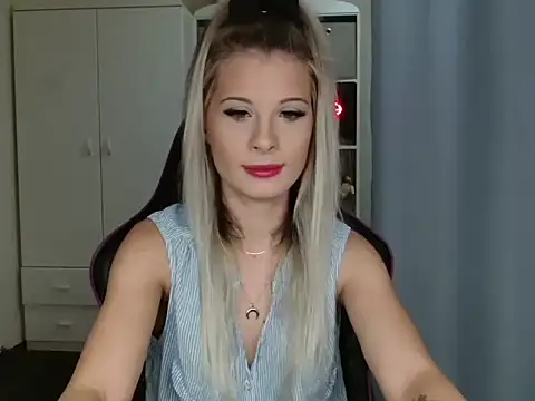 Snapshot of KristineGlow chatting on 10-17-25, 06:27 KristineGlow online show from 10-17-25, 06:27