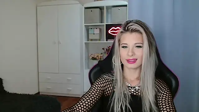 Snapshot of KristineGlow chatting on 10-20-25, 09:10 KristineGlow online show from 10-20-25, 09:10