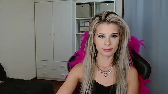 Snapshot of KristineGlow chatting on 10-21-25, 06:19 KristineGlow online show from 10-21-25, 06:19