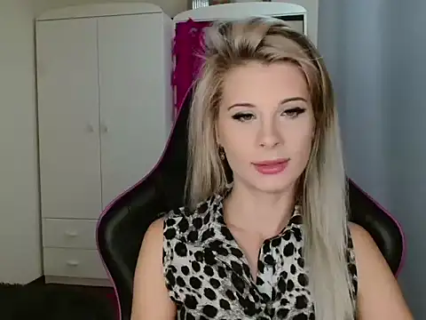 Snapshot of KristineGlow chatting on 10-24-25, 06:21 KristineGlow online show from 10-24-25, 06:21