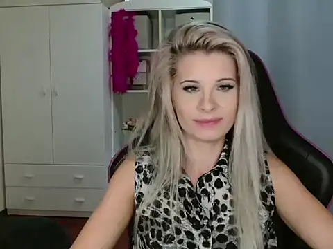 Snapshot of KristineGlow chatting on 10-24-25, 06:26 KristineGlow online show from 10-24-25, 06:26