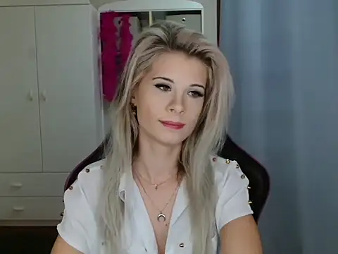 Snapshot of KristineGlow chatting on 10-27-25, 08:51 KristineGlow online show from 10-27-25, 08:51