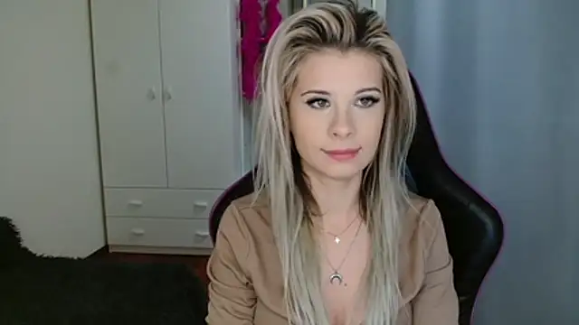 Snapshot of KristineGlow chatting on 10-29-25, 03:14 KristineGlow online show from 10-29-25, 03:14