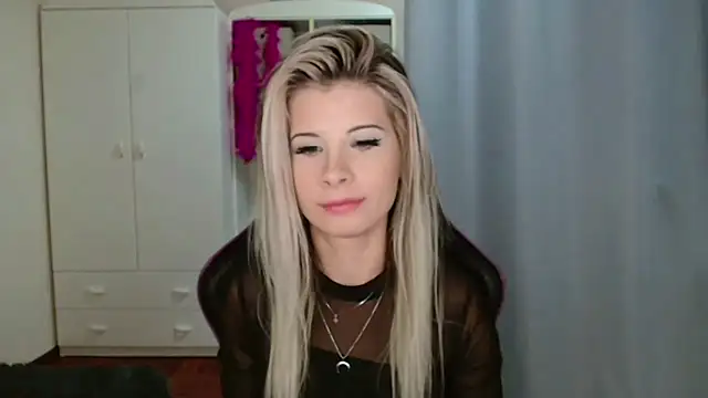 Snapshot of KristineGlow chatting on 10-30-25, 07:14 KristineGlow online show from 10-30-25, 07:14