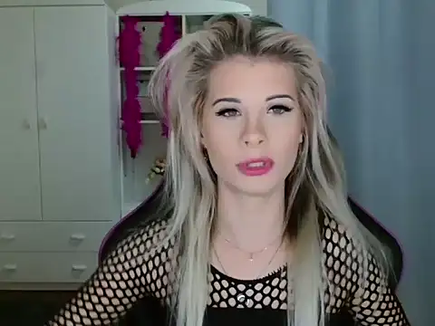 Snapshot of KristineGlow chatting on 10-31-25, 07:20 KristineGlow online show from 10-31-25, 07:20