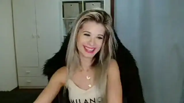 Snapshot of KristineGlow chatting on 11-05-25, 07:14 KristineGlow online show from 11-05-25, 07:14