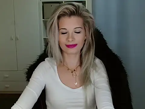 Snapshot of KristineGlow chatting on 11-06-25, 07:20 KristineGlow online show from 11-06-25, 07:20