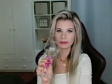 Snapshot of KristineGlow chatting on 11-06-25, 07:26 KristineGlow online show from 11-06-25, 07:26