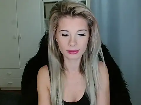 Snapshot of KristineGlow chatting on 11-10-25, 08:13 KristineGlow online show from 11-10-25, 08:13