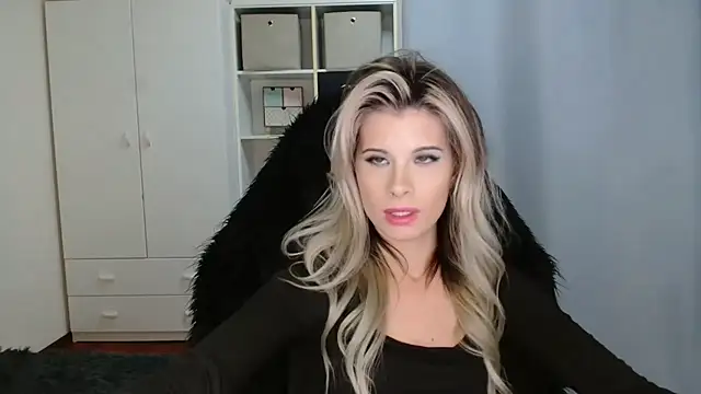 Snapshot of KristineGlow chatting on 11-11-25, 07:14 KristineGlow online show from 11-11-25, 07:14