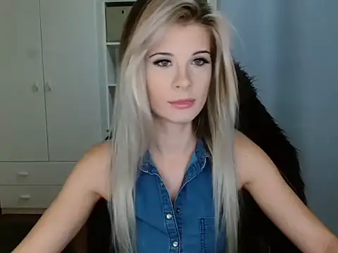 Snapshot of KristineGlow chatting on 11-18-25, 07:13 KristineGlow online show from 11-18-25, 07:13