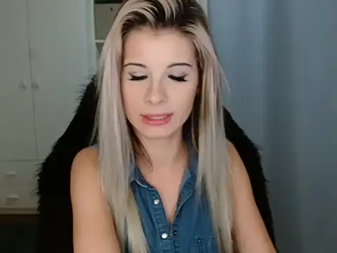 Snapshot of KristineGlow chatting on 11-18-25, 07:18 KristineGlow online show from 11-18-25, 07:18