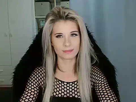 Snapshot of KristineGlow chatting on 11-19-25, 07:25 KristineGlow online show from 11-19-25, 07:25