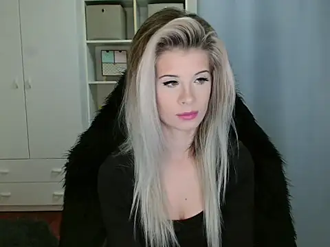 Snapshot of KristineGlow chatting on 11-21-25, 07:07 KristineGlow online show from 11-21-25, 07:07