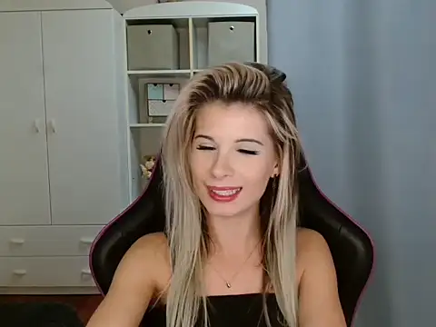 Snapshot of KristineGlow chatting on 11-25-25, 07:14 KristineGlow online show from 11-25-25, 07:14