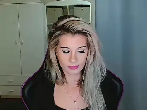 Snapshot of KristineGlow chatting on 11-27-25, 07:32 KristineGlow online show from 11-27-25, 07:32