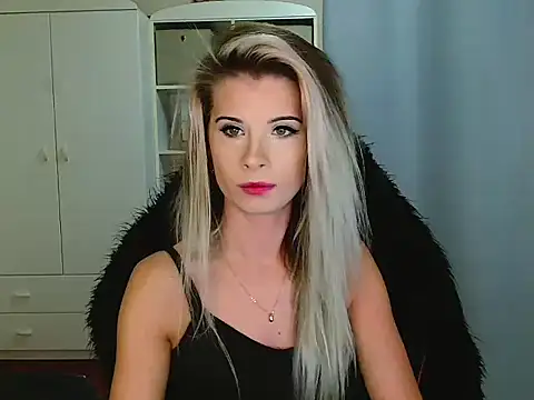 Snapshot of KristineGlow chatting on 11-28-25, 07:11 KristineGlow online show from 11-28-25, 07:11