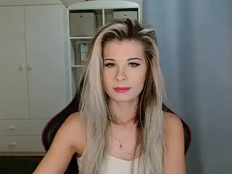 Snapshot of KristineGlow chatting on 11-30-25, 08:07 KristineGlow online show from 11-30-25, 08:07