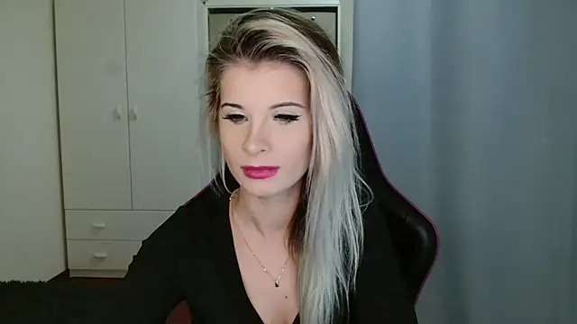 Snapshot of KristineGlow chatting on 12-03-25, 07:27 KristineGlow online show from 12-03-25, 07:27