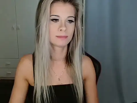 Snapshot of KristineGlow chatting on 12-05-25, 07:21 KristineGlow online show from 12-05-25, 07:21