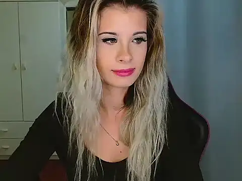 Snapshot of KristineGlow chatting on 12-15-25, 07:18 KristineGlow online show from 12-15-25, 07:18