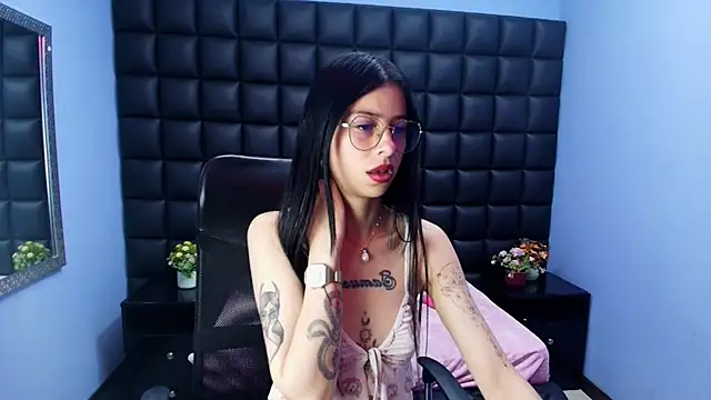 Snapshot of Dulce_Miaa_ chatting on 11-29-25, 04:32 Dulce Miaa online show from 11-29-25, 04:32