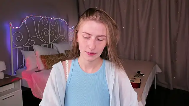 Snapshot of VesperaCeleste chatting on 09-18-25, 03:41 VesperaCeleste online show from 09-18-25, 03:41