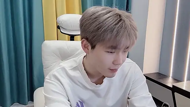 Snapshot of xiaoyang5200 chatting on 02-08-26, 05:49 xiaoyang5200 online show from 02-08-26, 05:49