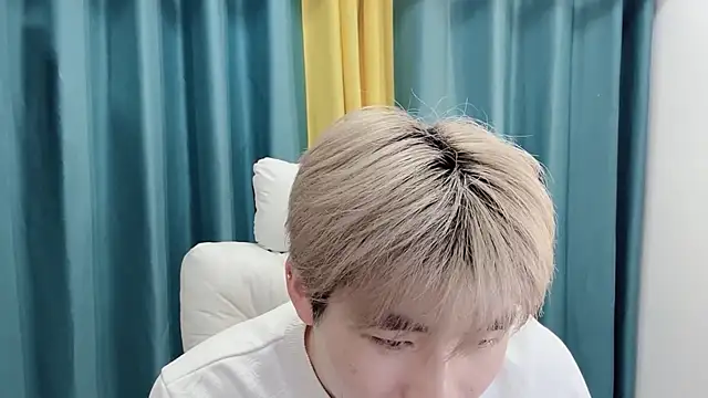 Snapshot of xiaoyang5200 chatting on 02-25-26, 01:43 xiaoyang5200 online show from 02-25-26, 01:43