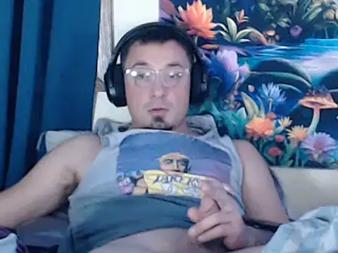 Snapshot of YoBlezz chatting on 11-13-25, 07:57 YoBlezz online show from 11-13-25, 07:57