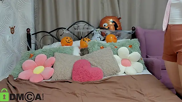 Agnes Passero online show from 10-29-25, 08:16