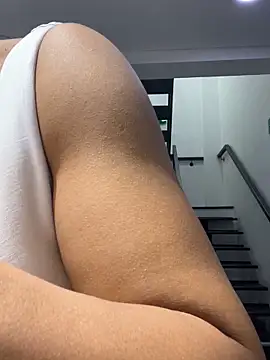 TiffanyyLam online show from 10-18-25, 10:49